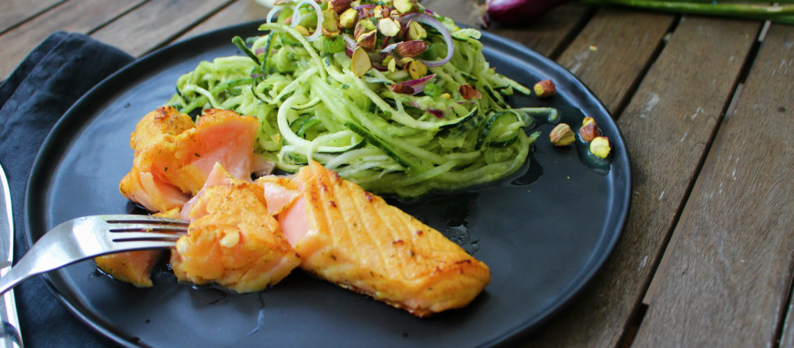 Zucchini-Gurken- Salat mit Avocado Dressing & Lachs ...